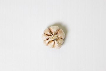 Fototapeta na wymiar Fresh garlic isolated on white background