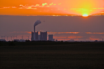 Fototapeta na wymiar Kraftwerk im Sonnenuntergang