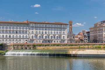 Fototapeta na wymiar Vue sur la Piazza Ognissanti et l'Arno depuis le Ponte Amerigo Vespucci, à Florence, Italie
