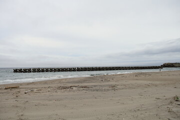 初夏の函館、湯川のまだ肌寒い海岸。
