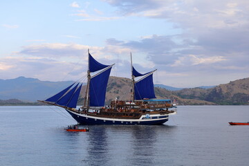 インドネシア、フローレス島の夕暮れの海に浮かぶ観光船。