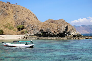 Fototapeta na wymiar インドネシア、コモド諸島の海に浮かぶボート。