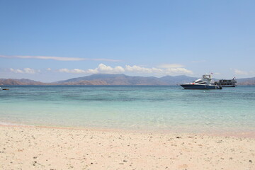 インドネシア、コモド諸島のピンクビーチの海。