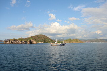 インドネシア、フローレス島の夕暮れの海に浮かぶ観光船。