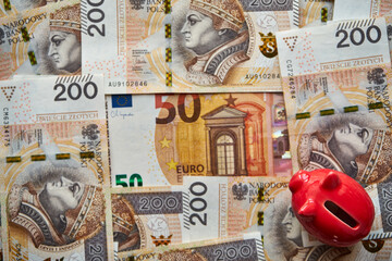 świnka skarbonka , 50 euro ,banknoty 200 złotowe  © Marcin Łazarczyk