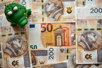 krokodyl , 50 euro, banknoty 200 złotowe 