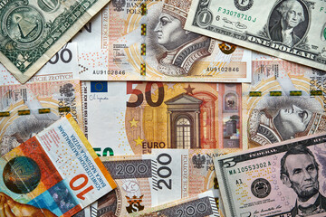 waluty : 200 złotych polskich , 10 franków szwajcarskich,50 euro, 5 dolarów USA  ,1 dolar USA 