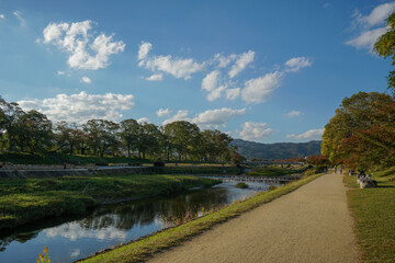 Fototapeta na wymiar 夕暮れの加茂川を歩く 京都市
