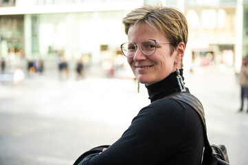 Outdoor portrait of a 36 yo short haired white woman wearing a black jersey