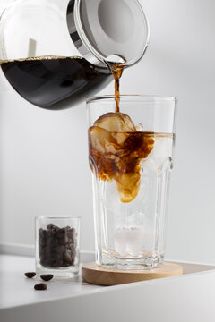 Iced americano, Pouring the espresso in cold water on a white table