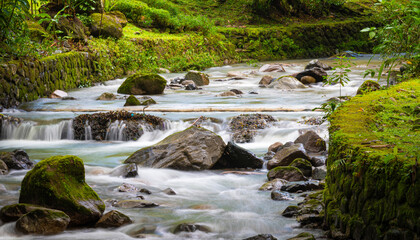 Obraz premium View of a mountain river with rushing water and big boulders in central Panama