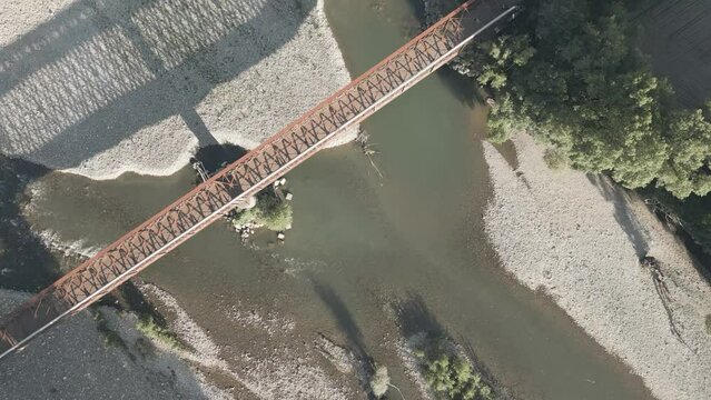 Plan de drone Ancien pont ferroviaire rouill&eacute; au dessus de l'eau dans la for&ecirc;t