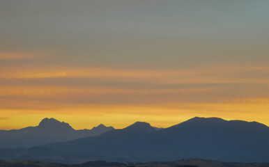 Tramonto arancio sopra i monti Appennini