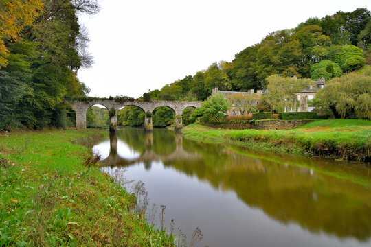 L'aqueduc du Guindy dans le Tr&eacute;gor en Bretagne - France