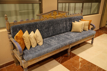 Ein breites Sofa, ein Möbelstück mit vielen Kissen.