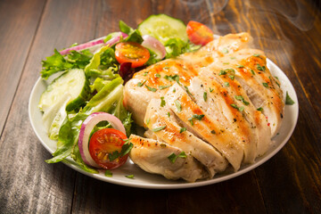 pechuga de pollo con ensalada