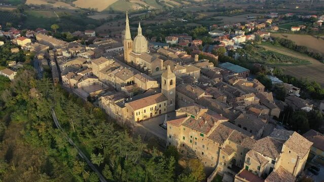 Atemberaubende Luftaufnahmen vom italienischen Dorf Ostra Vetere