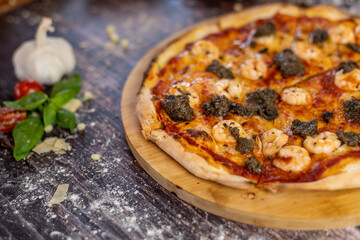 Pizza Gamberetti
with shrimp, garlic, olive oil, oregano, tartufata, basil