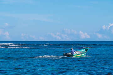 Pescador con su barca navegando en aguas de Puerto Viejo, en la costa caribeña de Costa Rica