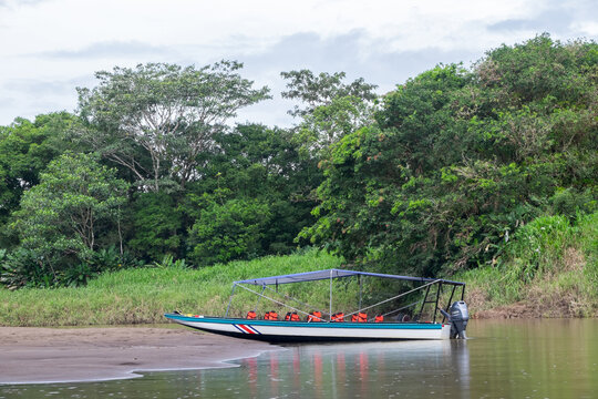 Barca de transporte de pasajeros, fondeada en el embarcadero de La Pavona, Costa Rica