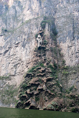 Formación de rocas junto al río. 