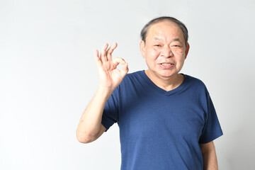 OKサインをする高齢者男性
