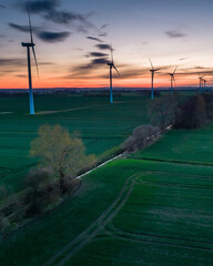 farma wiatrowa o zachodzie © mzaw77