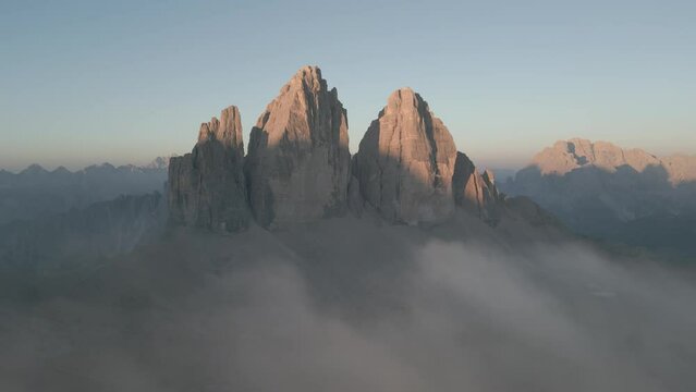 Les trois sommets dans les nuages