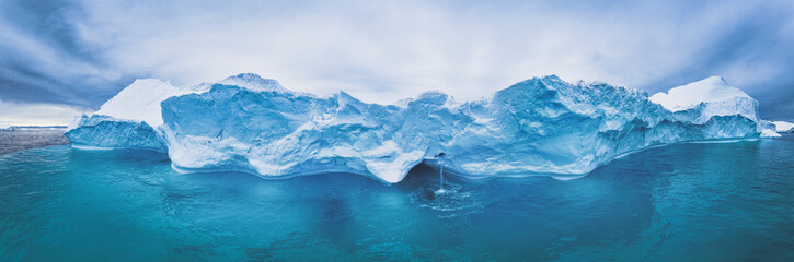 icebergs gigantes desde punto de vista panorámico