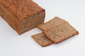 Selbstgebackenes Vollkornbrot mit Sonnenblumenkernen und Nüssen.