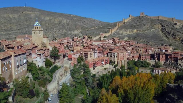 Views of Albarracin with its cathedral in the foreground.