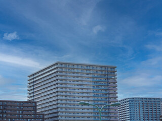 Fototapeta premium マンション群と空。東京の街並み。