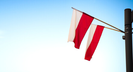 Polska flaga na maszcie, biało-czerwona flaga, Polska, 11 listopada, 3 maja, święto narodowe	