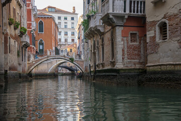  vista de un rio de venecia desde una gondola - obrazy, fototapety, plakaty