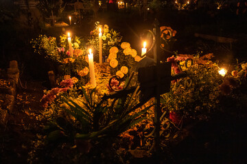 Celebración nocturna del Día de Todos los Santos en Xochimilco, Ciudad de Méxic. - obrazy, fototapety, plakaty