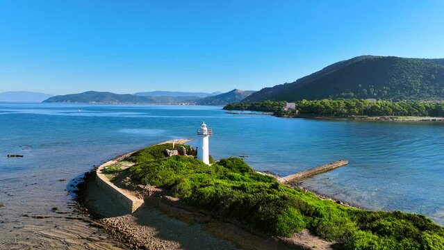 Isola con faro nel mare calmo e trasparente.
Il faro di Punta Licosa nel golfo di Salerno, Italia.
