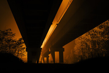 Most w Płocku nocą we mgle