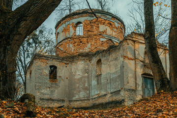 Ruiny starej cerkwi z zewnątrz