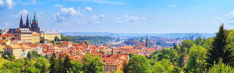 Sierkussen Zomer stadsgezicht, panorama, banner - uitzicht op de historische wijk Hradcany van Praag en kasteelcomplex Praagse burcht, Tsjechië © rustamank