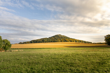 Die Landeskrone bei Görlitz bei Sonnenuntergang im Herbst.