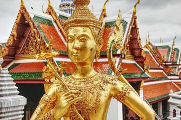 Religieus standbeeld met verweerd bladgoud in het Grand Palace in Bangkok, Thailand