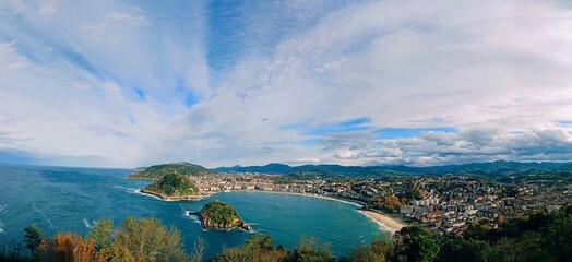Obraz premium Vistas panorámicas de San Sebastián desde el Monte Igueldo