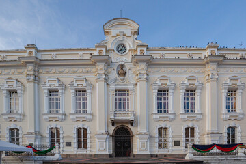 Fachada de edificio municipal de Otavalo, cúpula de iglesia San Luis, Monumento de Rumiñahui y...