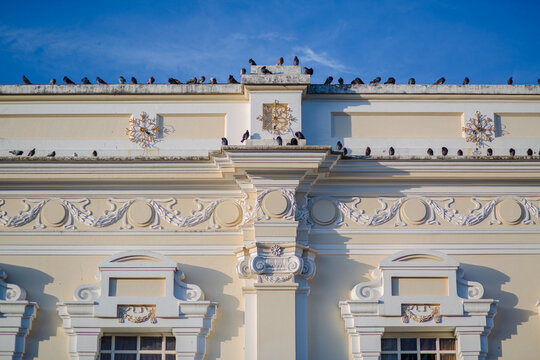 Fachada de edificio municipal de Otavalo, c&uacute;pula de iglesia San Luis, Monumento de Rumi&ntilde;ahui y gente local ind&iacute;gena otavale&ntilde;a en el parque de la ciudad. Ecuador