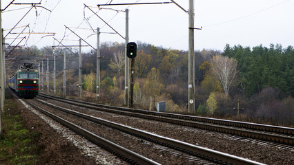 Obraz premium train, electric locomotive. the railway goes into the distance, the rails are sleepers. branch of the high-speed railway. concept of travel, business trip, tourism, long journey