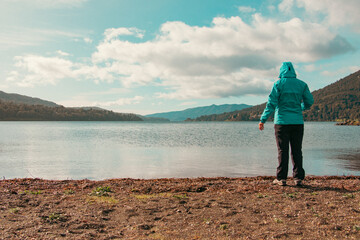 PERSONA FRENTE AL LAGO