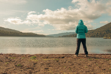 PERSONA FRENTE AL LAGO