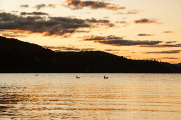AMANECER EN EL LAGO