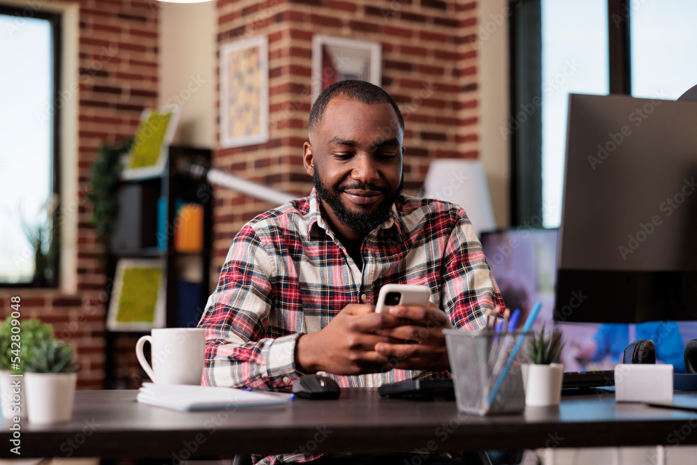 Aufkleber office employee browsing internet on smartphone, using website app and social media network at job. 