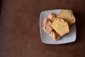 PLATO BLANCO CON DOS RACIONES DE PASTEL Y CUATRO SUSPIROS O MERENQUES